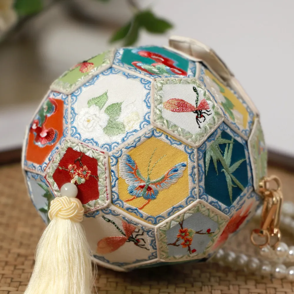 Tóu 骰 Dice Embroidered Sphere Purse