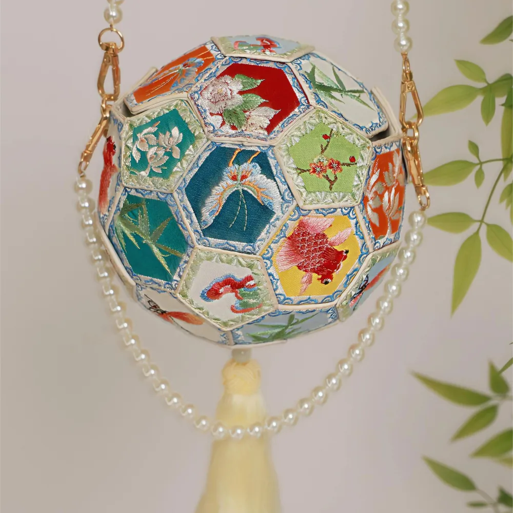 Tóu 骰 Dice Embroidered Sphere Purse